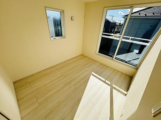 明るい陽射しが差し込む洋室です。窓が2面あり換気もしやすい空間となっています。ナチュラルなフローリングが印象的で様々なインテリアに合わせやすいです。シンプルな設計で使い勝手が良好です。