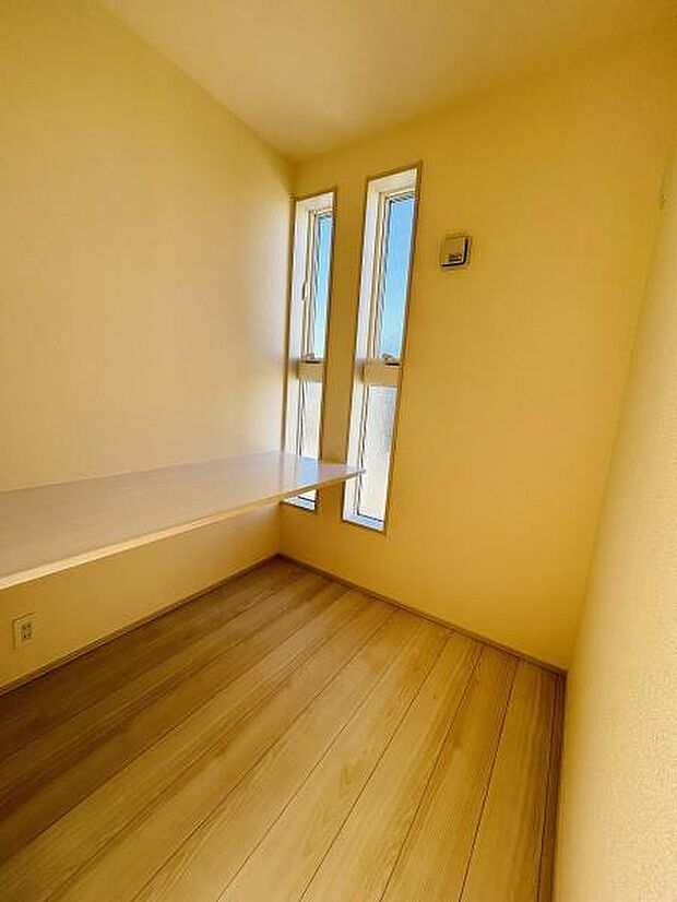 2つの縦長の窓が魅力的な空間です。床の色合いが明るくやわらかな雰囲気が広がっています。壁付けのカウンターも設置されており使い勝手のよいスペースです。コンパクトながらも有効活用できる形状です。