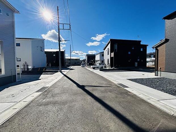 陽当たりの良い前面道路が特徴的です。周囲には新しい建物が並んでおり整った街並みが広がっています。道路幅もゆとりがあり車の出入りも安心です。清潔感のある舗装が魅力です。現地の雰囲気をぜひご確認ください。