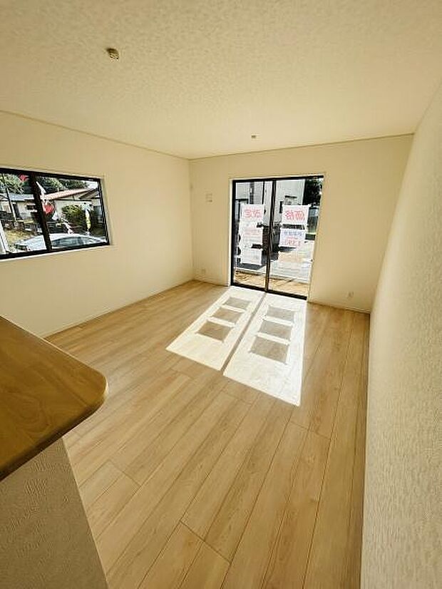 明るい光が差し込むリビングです。ナチュラルな色合いのフローリングが室内をやさしく演出しています。窓も多く室内が開放的な雰囲気です。動線もすっきりとしていて使いやすい空間です。