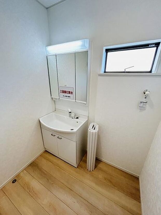 洗面台はスッキリとしたデザインでお手入れしやすい印象です。ミラーキャビネットが付いており小物の収納にも便利です。窓から自然光が入り清潔感のある空間です。