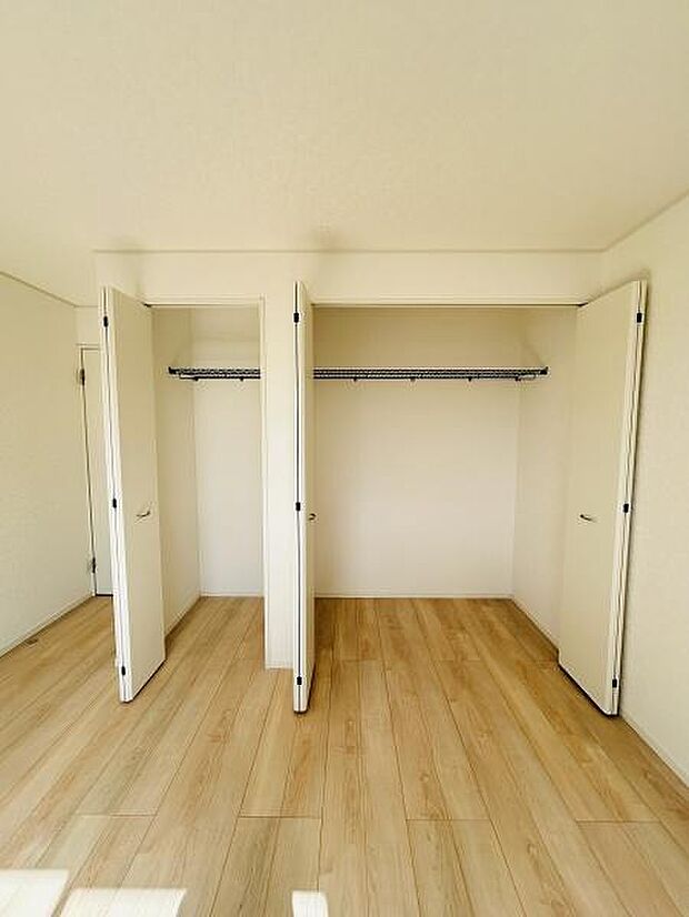 シンプルなデザインの収納スペースが広がっています。扉の開閉もスムーズで使い勝手に配慮されています。室内に馴染む落ち着いた色合いでどんなインテリアにも合わせやすいのが特徴です。