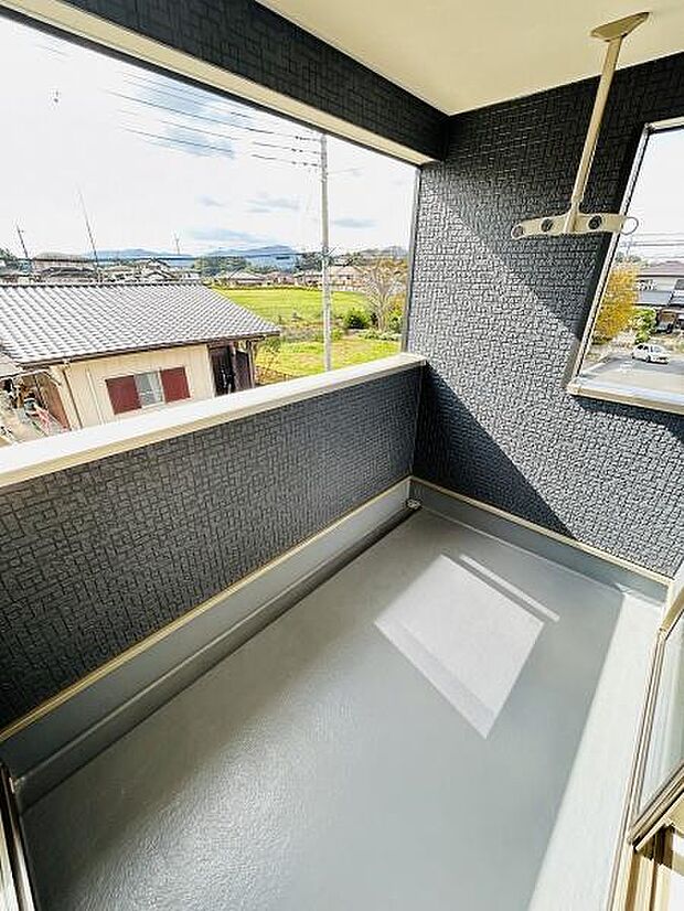開放感のあるバルコニーは日当たりの良さを感じられます。壁や床の落ち着いた色合いが洗練された印象を与えます。外の景色をしっかり楽しめるつくりで使い勝手の良い空間です。