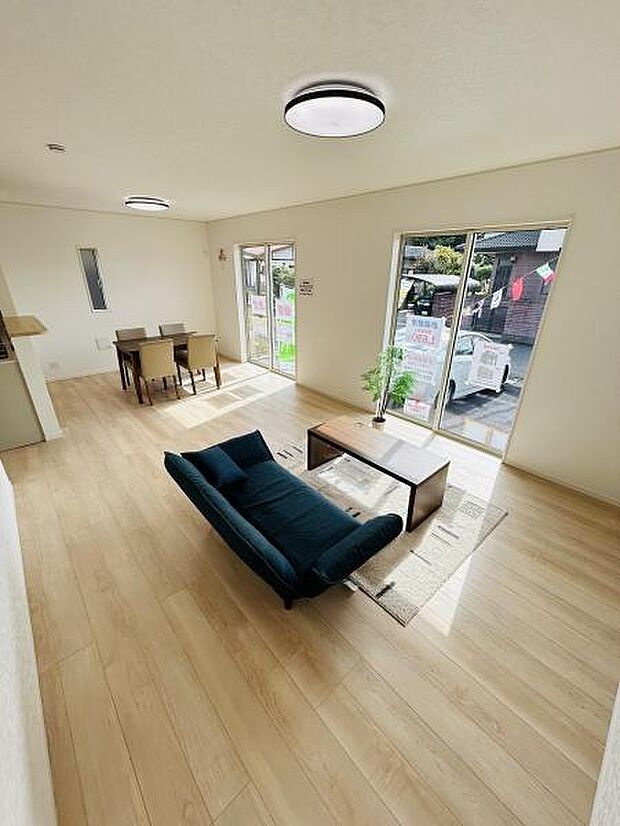 リビングには大きな窓があり自然光がたっぷり差し込みます。明るいフローリングと天井照明が空間を広く感じさせます。シンプルな内装でどんな家具にも合わせやすいです。開放感のある設計もポイントです。