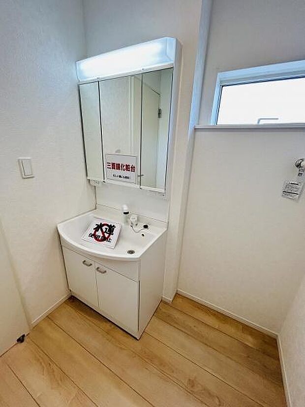 明るく清潔感のある洗面所です。鏡の上には照明がついており使い勝手も良好です。収納スペースも備わっているので小物の整理がしやすいです。窓が設けられているため換気もしやすく衛生的です。