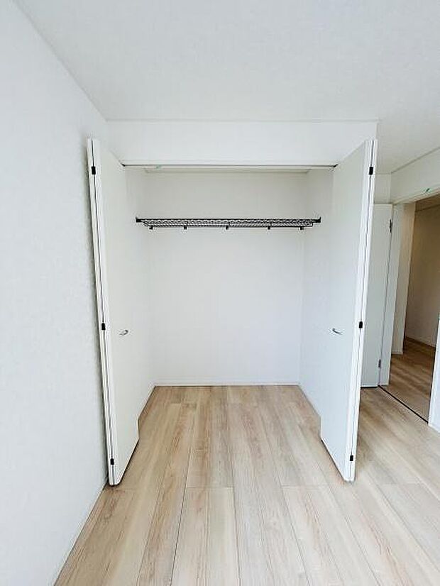 大きく開く扉で使い勝手の良い収納スペースです。室内と調和した明るいカラーが特徴です。床がフラットなので物の出し入れもスムーズです。シンプルな形状で様々な用途に対応できます。
