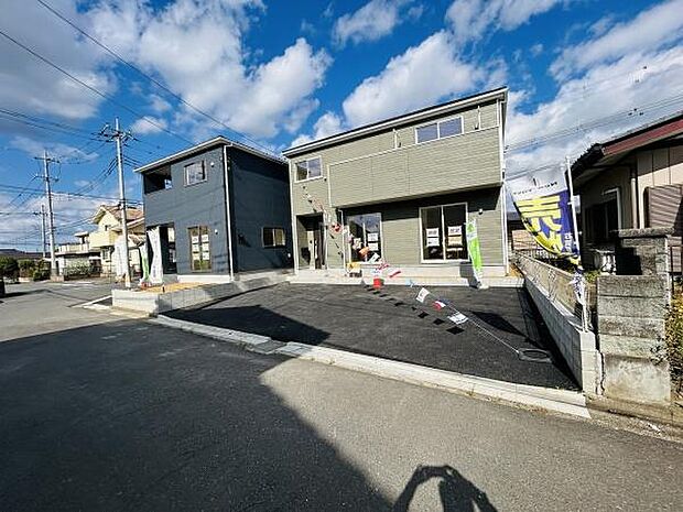 前面道路から出入りしやすい駐車スペースが設けられています。ゆとりある広さで車の駐車がスムーズに行えます。敷地内に設置されているため敷地を有効活用できます。