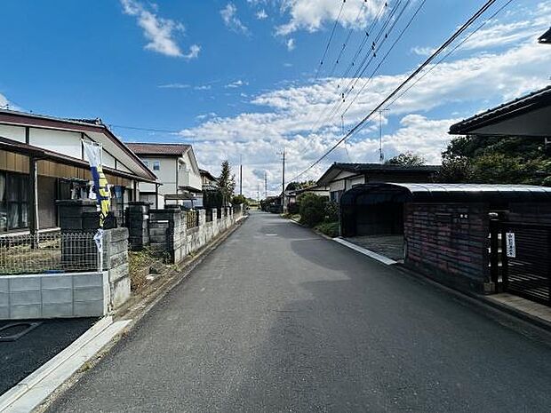 前面道路は幅がしっかりと確保されており車の出入りもスムーズに行えます。道路周辺には住宅が立ち並び落ち着いた雰囲気が広がっています。空の広がりを感じることができる環境です。