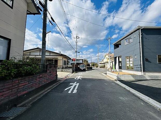 前面道路は広々としており車の出し入れもスムーズに行えます。周囲は閑静な住宅街で落ち着いた雰囲気が漂います。日当たりも良好で開放感のあるロケーションです。電柱や配線も整理されており街並みが整っています。