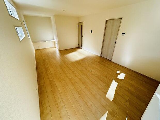 広々としたリビングは明るい陽射しが射し込みます。シンプルな内装でお好みにアレンジしやすい空間です。窓が複数あり換気もしやすく快適に過ごせます。