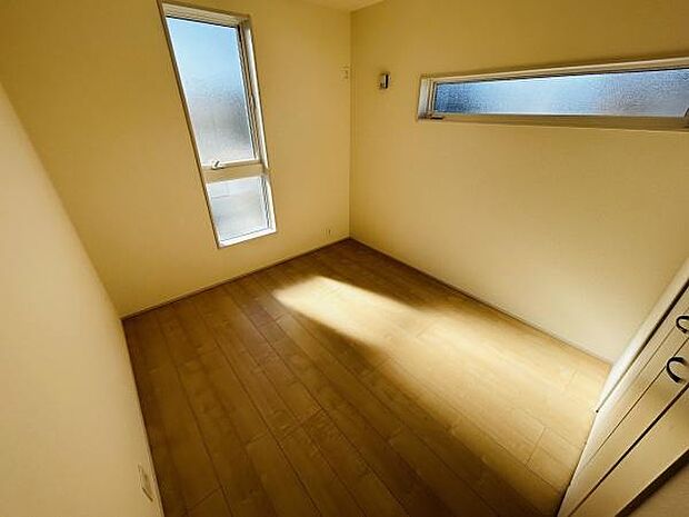 二面採光で明るさがしっかり確保されています。シンプルな内装でインテリアも合わせやすい空間です。子供部屋として使いやすいサイズ感が魅力です。クローゼット付きで収納も便利に使えます。