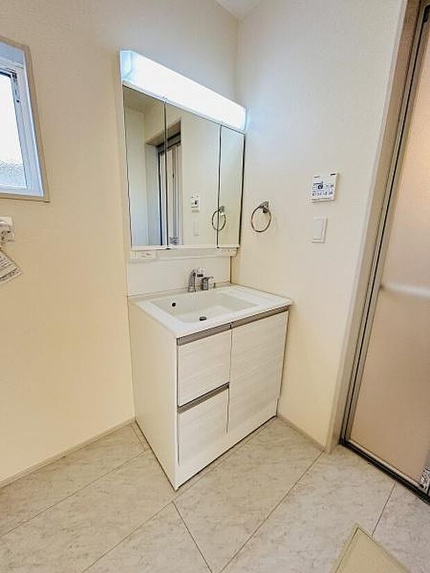 清潔感のある洗面台が設置されており日々のお手入れも簡単です。大きな鏡が使われていて朝の準備も快適に行えます。収納スペースも充実しているので洗面周りがすっきりと片付きます。