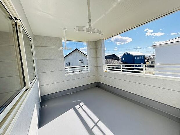 開放感のあるバルコニーが印象的です。広々とした空間は使い勝手が良好です。屋根付きのため雨の日でも安心して利用できます。大きな窓からたっぷりと光が差し込み明るさを感じられます。