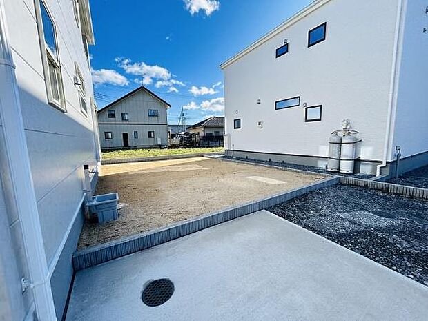 日当たりの良い空間が広がっております。シンプルな外構で手入れもしやすい設計です。隣接するスペースも確保されているため移動がスムーズです。建物とのバランスも取れた庭です。