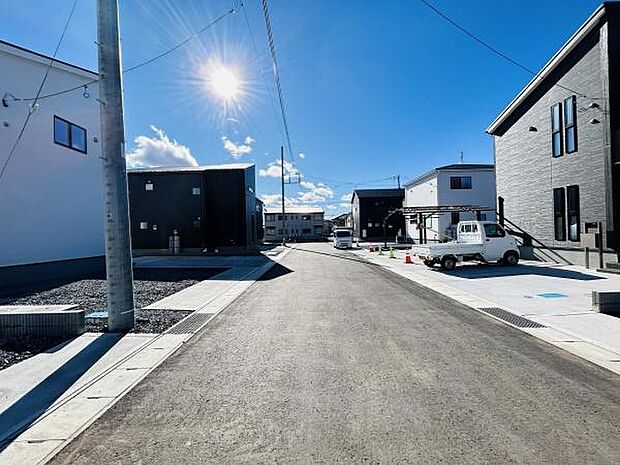 開放感のある前面道路で車の出入りもスムーズに行えます。新しい住宅が並び整然とした街並みが広がっています。晴れた日の爽やかな空気を感じられる住環境です。周囲もきれいに整備され快適にお過ごしいただけます。