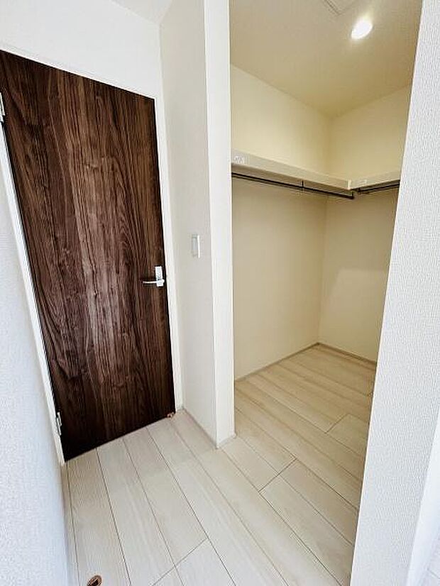 ナチュラルな色合いの床と壁が収納空間を明るく演出しています。使い勝手の良い広さが特徴です。収納内部にハンガーパイプが設置されており整理整頓がしやすい設計です。