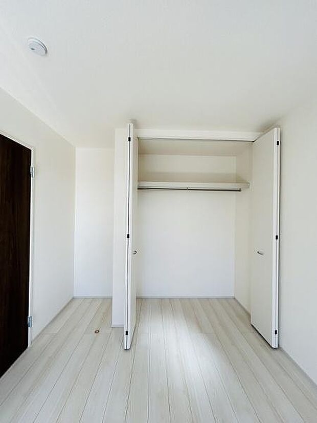 シンプルなデザインの収納スペースです。扉が大きく開くので出し入れがしやすいです。清潔感のある内装が魅力です。十分な奥行きを確保しています。無駄のない空間設計です。