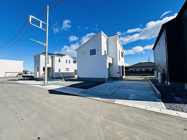 広々とした駐車スペースが確保されています。敷地内で車の出し入れもしやすいレイアウトです。周囲もすっきりとした印象のエリアです。道路との接道も整っています。