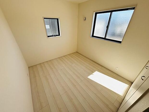2面に窓があり通風と採光がしっかりと確保された洋室です。フローリングの色合いも明るく空間を広く感じさせます。クローゼットも備えられておりすっきりと使いやすい洋室となっています。