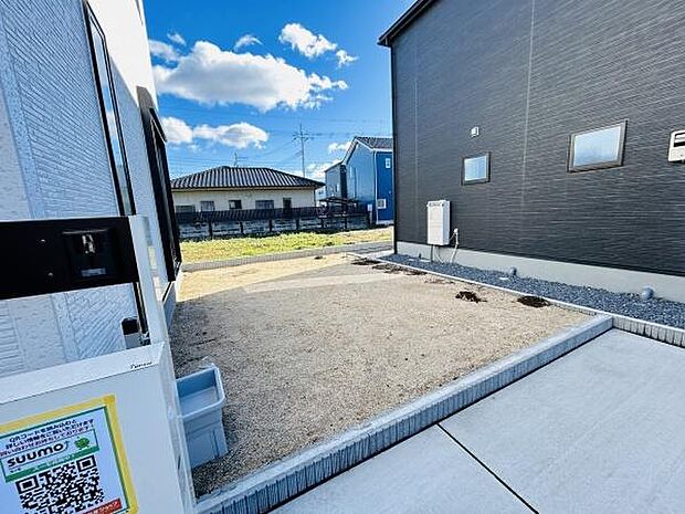 日当たりの良い庭スペースが広がっています。シンプルなデザインで様々な使い方に対応できます。隣家との間隔も確保され開放感があります。建物との距離も適度で使い勝手の良さが感じられます。