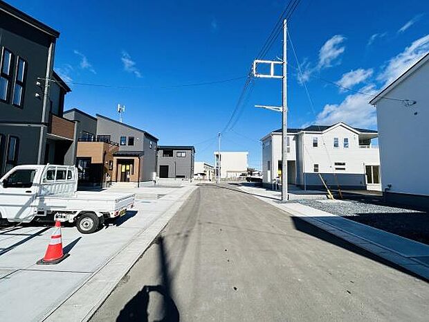 周辺には新しい住宅が並び整った街並みが広がっています。幅のある前面道路で車の出入りもしやすい環境です。陽当たりも良く明るい雰囲気が感じられます。落ち着いた住宅街の一角です。