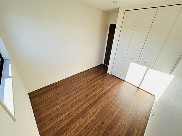 明るい光が差し込む子供部屋です。シンプルな内装でどんな家具にも合わせやすい仕様になっています。ナチュラルなフローリングが落ち着いた雰囲気を演出します。