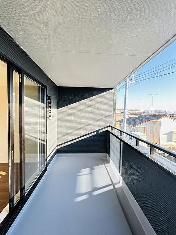 開放感のあるバルコニーはゆったりとした空間をお楽しみいただけます。外の景色を見渡せる設計で光がしっかりと差し込みます。ガラス手すりがすっきりとした印象を与えます。室内とつながる大きな窓が特徴的です。