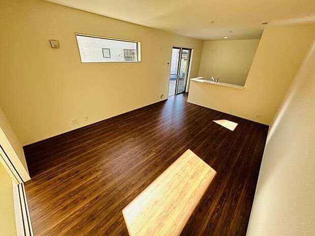 リビングは広々とした空間設計で開放感を感じられます。南向きの窓から光が差し込み室内が明るく保たれています。木目フローリングが落ち着いた雰囲気を演出しています。