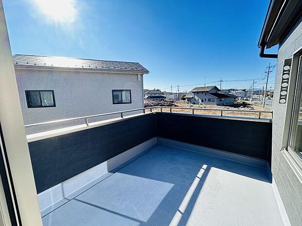 開放感のあるバルコニーで天気の良い日には日差しがたっぷりと注ぎ込みます。周囲の住宅と適度な距離があり空が広く感じられます。フェンスの高さもあり安心感のある設計です。