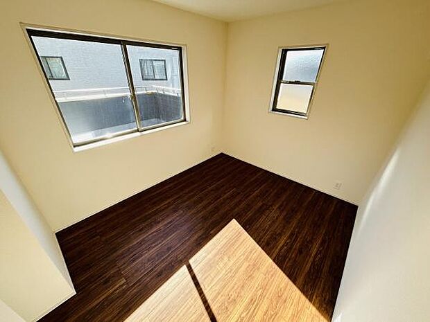 落ち着いた色合いのフローリングが特徴的です。2方向の窓からしっかりと光が入ります。角部屋ならではの開放感があります。洋室全体がすっきりとした印象です。清潔感あふれる空間です。