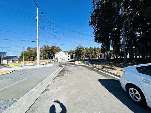 前面道路が広々としており車の出入りがしやすい環境です。周囲には緑が多く開放感を感じられます。交通量が少ないため静かな住環境が期待できます。道路整備も進んでいるため日々の移動も快適です。