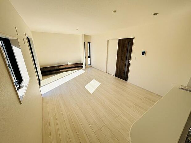 大きな窓からたっぷりと光が入りリビング全体が明るく感じられます。壁や床の色合いが落ち着きのある雰囲気を演出します。シンプルな造りで空間を広く使うことができます。リビング内の収納スペースも便利です。