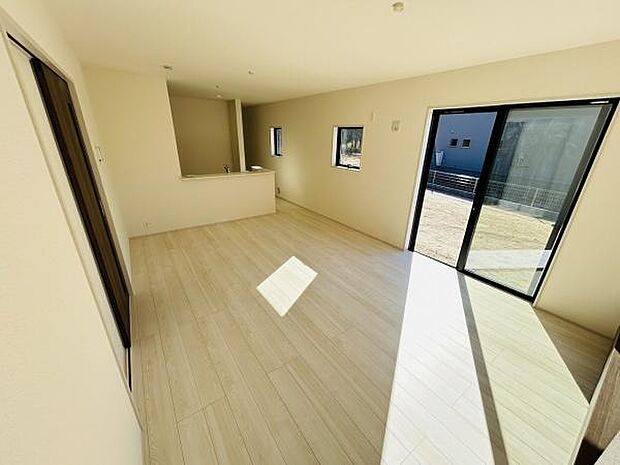 明るい日差しが差し込むリビングは開放感のある印象です。大きな窓からは外の景色も楽しめます。白を基調とした内装が空間を広々と見せます。床も落ち着いた色合いで様々なインテリアに合わせやすいです。