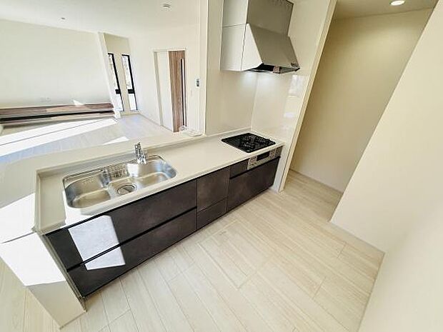開放感のあるキッチンは明るい空間で日差しが差し込みます。シンプルなデザインでお手入れも簡単です。収納力のある引き出しも魅力的です。作業スペースが広く使い勝手の良さが感じられます。