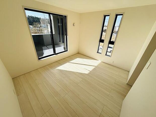 大きな窓からたっぷりと自然光が入る明るい寝室です。シンプルな内装で家具の配置がしやすく快適な空間を実現できます。スリット窓がアクセントとなり落ち着いた印象を与えます。