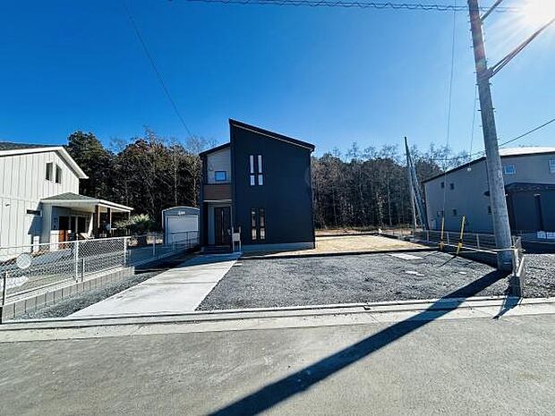 前面道路からのアクセスがしやすい駐車場です。敷地内にスペースがあり複数台の駐車も可能です。通路は舗装されており車の出し入れが快適です。建物のすぐそばに位置していて便利です。