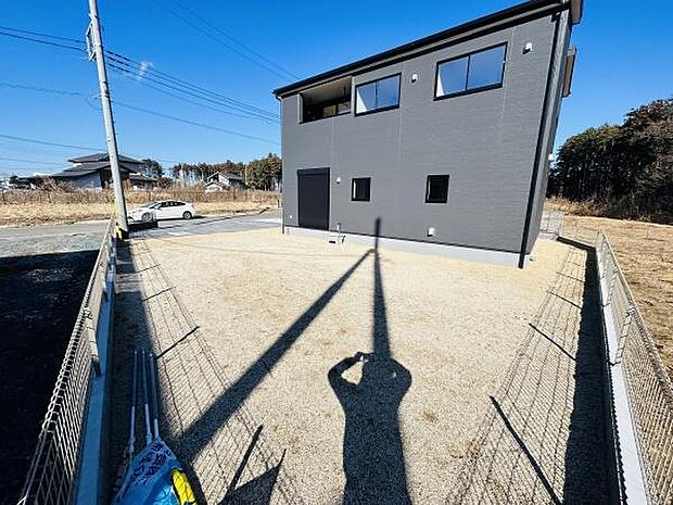 広々とした庭スペースが特徴の物件です。整地された敷地で用途に合わせて多様な使い方が可能です。陽当たりも良好で開放感ある環境が魅力です。周囲にはフェンスが設置されておりしっかりと区画されています。