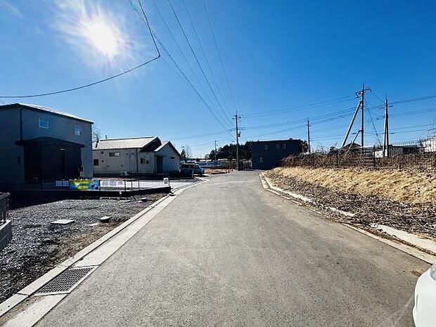 前面道路が広く車の出入りもしやすい環境です。周囲に開放感があり日当たりの良さを感じられます。電柱や配線の位置も整理された区画ですっきりとした印象を受けます。
