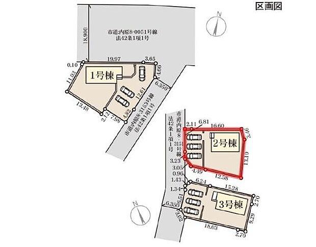 区画ごとに分かれた配置で駐車スペースが確保されています。道路に面しているためアクセスがしやすいです。それぞれの区画が整然と配置されており使いやすいレイアウトです。前面道路の幅員も図面で確認できます。