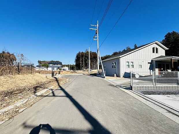 前面道路は見通しが良く車の出し入れもスムーズに行えます。周辺は開放感がありすっきりとした印象です。現地写真からわかるように静かな環境が広がっています。舗装された道路で日常の移動も快適です。