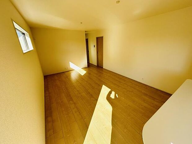 明るい光が差し込むリビングはシンプルな内装で落ち着いた雰囲気です。木目調のフローリングが温かみを感じさせます。室内は広さを感じる設計となっています。すっきりとした空間が広がります。