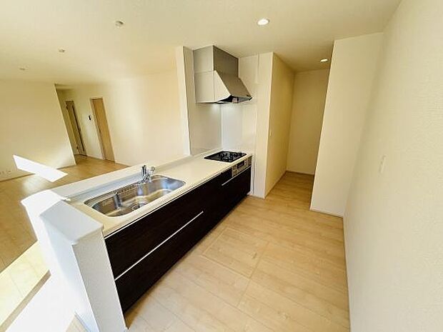 明るく広々としたキッチンは動線がすっきりしており使いやすい設計です。シンプルなデザインが空間をすっきり見せます。収納スペースも確保され整理しやすい点が魅力です。