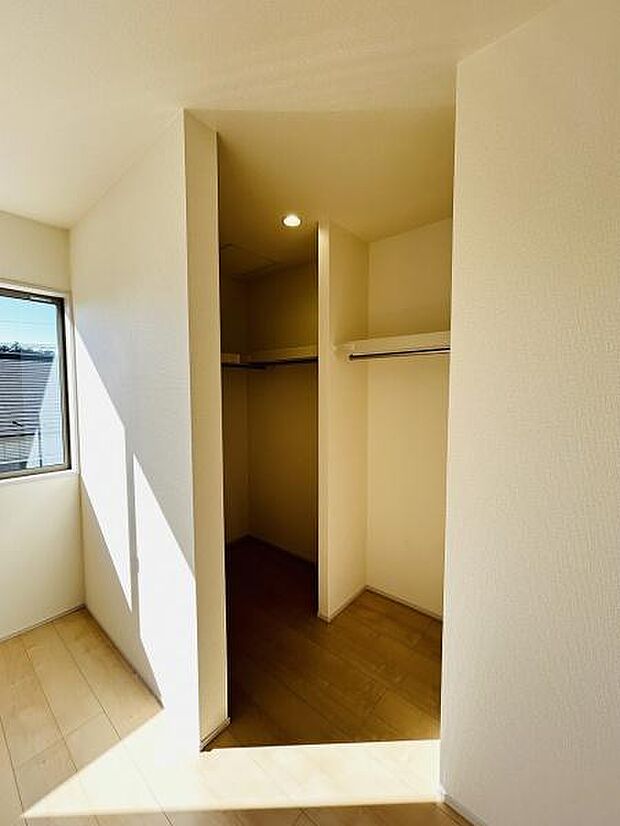 広々とした収納スペースは使いやすさと整理のしやすさが特長です。採光窓により明るさも十分に確保されています。内部にはハンガーパイプが設置され衣類の収納に便利です。