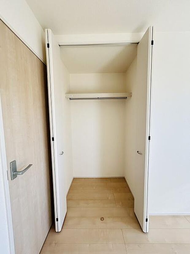 シンプルな仕様で使いやすい収納スペースです。扉が大きく開くので荷物の出し入れがしやすい仕様になっています。上部には便利な棚も設置されています。ナチュラルな内装と調和した収納が魅力です。