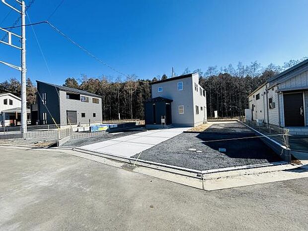 広々とした駐車スペースが確保されています。道路からの出入りがしやすい配置です。敷地内のスペース活用も期待できます。車の出し入れに便利な直線的な形状です。周囲の環境も落ち着いた雰囲気です。