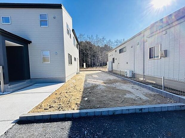 広々とした庭スペースが特徴的です。陽当たりが良く明るい雰囲気が感じられます。周囲との程よい距離感が保たれています。手入れがしやすそうなシンプルな形状です。様々な使い方が期待できる庭です。