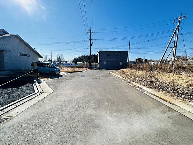 前面道路が広く車の出し入れも快適に行えます。舗装された道路で歩行や自転車の移動も安心です。周囲は開放感があり日当たりも感じられます。現地の様子をしっかりご確認いただけます。