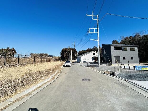 現地前面道路は幅が広く車の出し入れがしやすい環境です。周囲に建物が少なく開放感のある立地です。敷地前の道路は見通しが良く交通の流れも把握しやすいです。