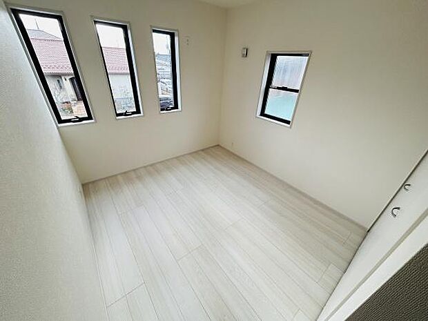 明るい光が差し込む大きな窓が特徴の子供部屋です。シンプルな内装で使いやすさが魅力です。床はやさしい色合いで清潔感があります。クローゼットも備わっており収納にも便利です。