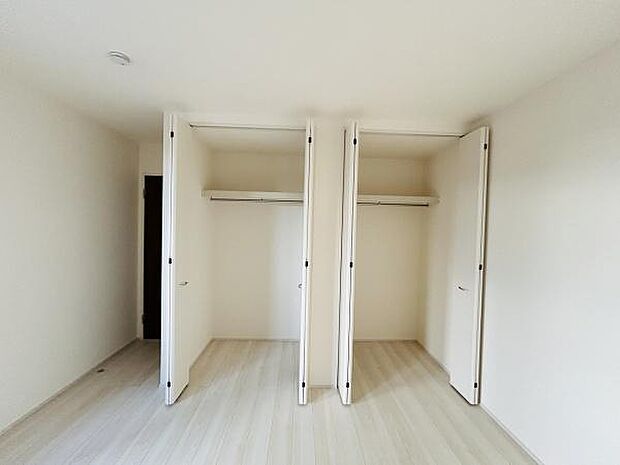 白を基調とした室内が清潔感を演出します。2つのクローゼットが並び収納スペースが充実しています。シンプルなデザインでさまざまなインテリアに調和しやすいです。